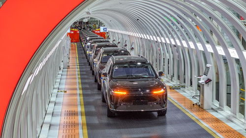 聆听2025 听，创新的激流——新能源汽车